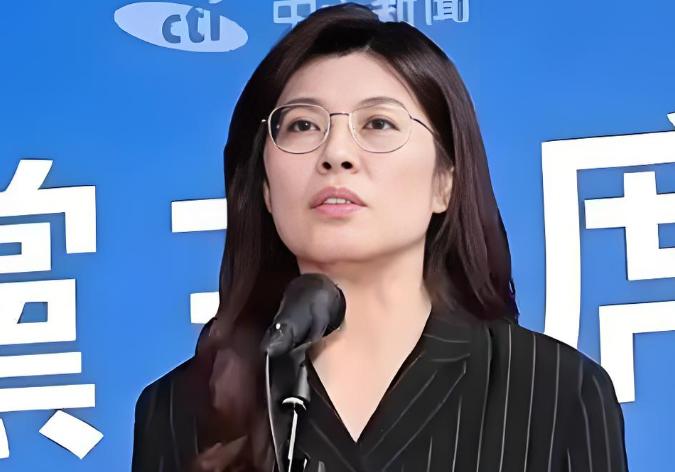 郑丽文真正的“靠山”浮出水面了！绿媒爆料，国民党“统派”大佬连战，才是那个在最后