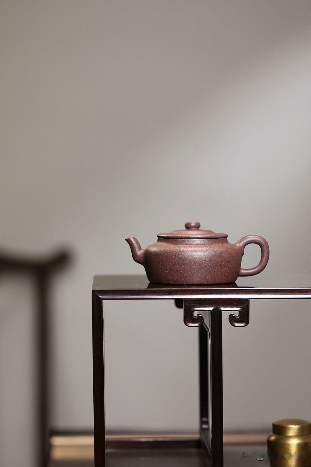 玩紫砂壶，先把自己玩明白紫砂壶这东西，初看是茶具，再看是手艺，玩久了才发现，它