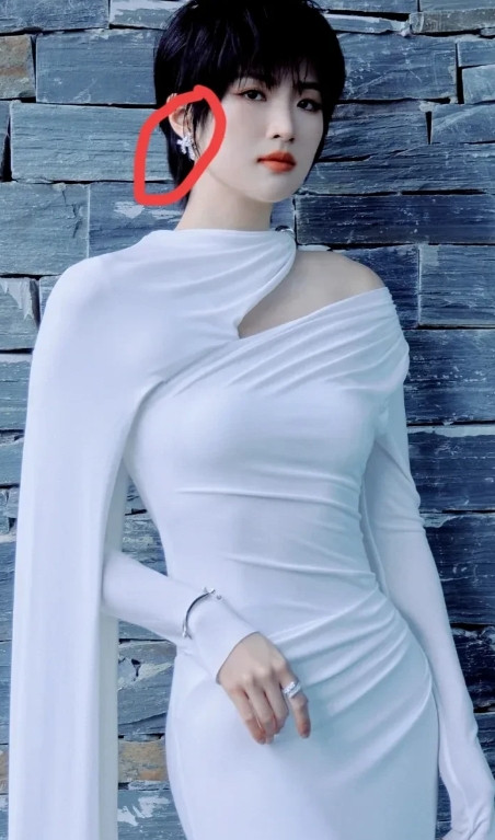 姚安娜这两天真的是彻底出圈了不是因为她是华为任正非的女儿，也不是因为她的演技