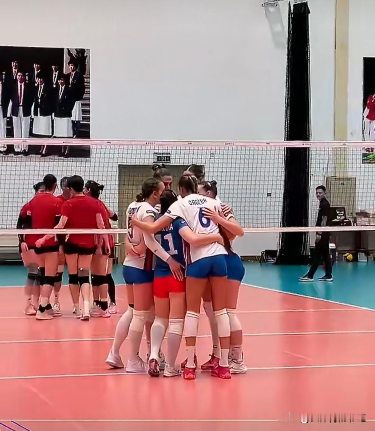 5月29日，中国女排热身赛，这一换人秒啊，董禹含后排被龚翔宇替换。董禹含前排进