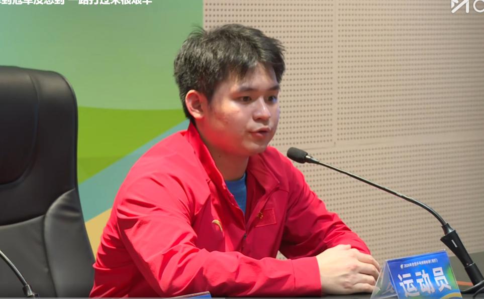 林诗栋和蒯曼夺冠后，为何只有石头接受采访？因为蒯曼打女双去了！石头说：从