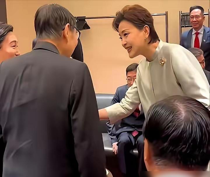 杨澜的手越过张艺谋，去握另一个人时，现场空气凝了半秒。2018年导演协会表彰晚