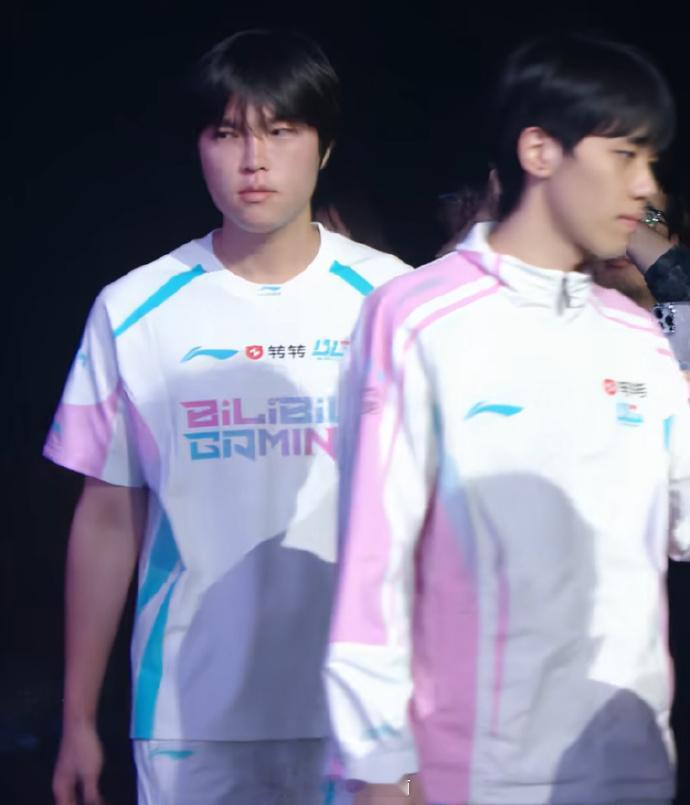 Bin哥好帅Bin哥直拍，有点帅，最近AI短剧没少看，现在看Bin哥真是越来越
