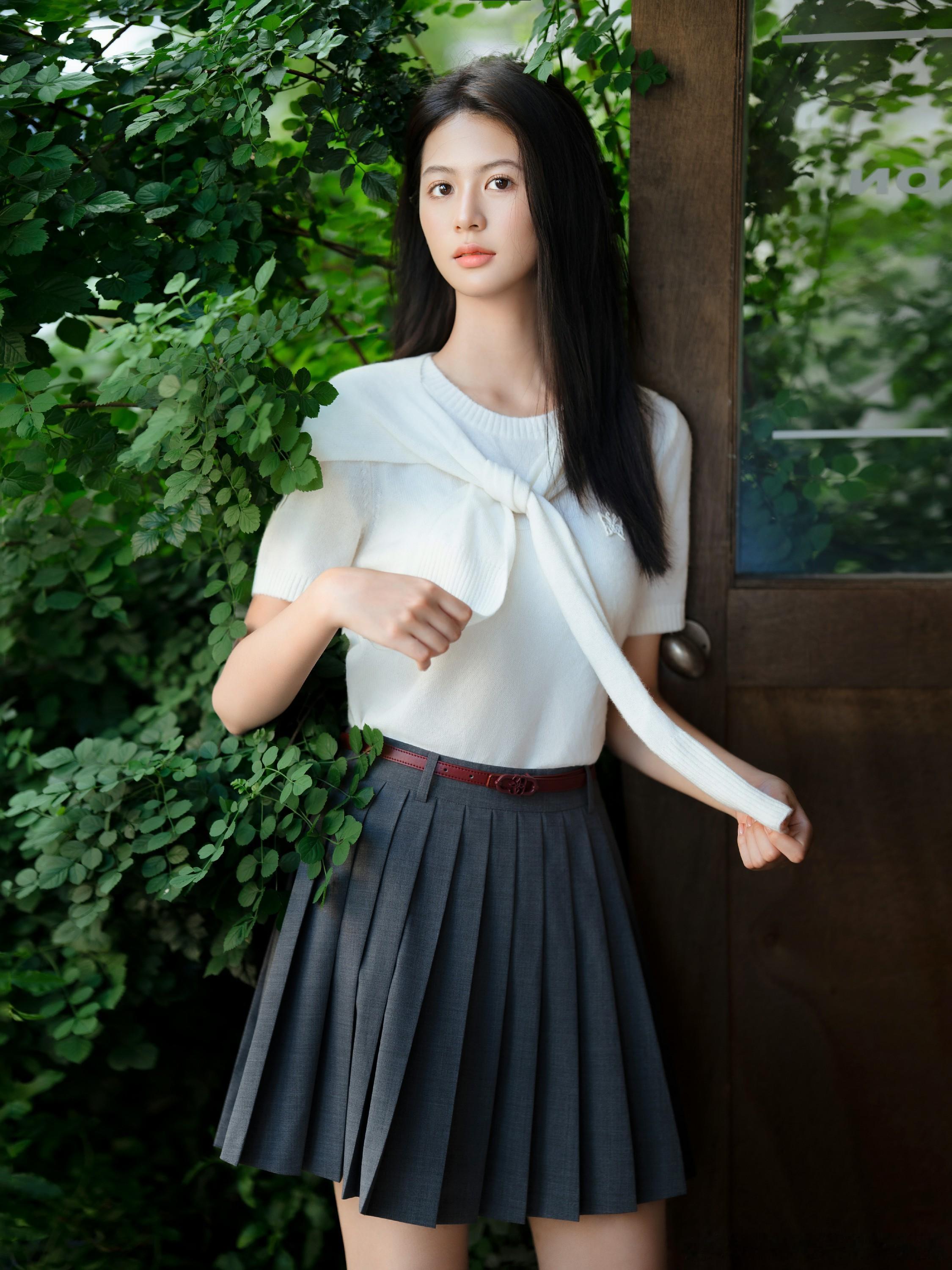 翁虹爱女刘莳（水晶）颜值惊艳网友，被赞“最美星二代”，出道呼声持续高涨​​​