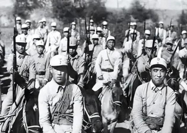 1942年，一500人的日军骑兵与只有300人的八路军骑兵相遇。敌军官手持望远镜