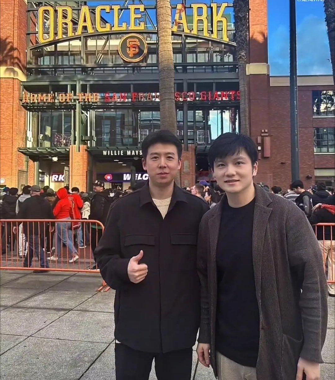 樊振东旅行合影4月28日，樊振东与乒乓球学院同学结伴出游，晒出旅行合影。照片里他