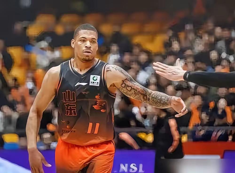 新引进的大外援琼斯已经证实不适合山东高速男篮及CBA，打了四五场比赛了，场上跟个