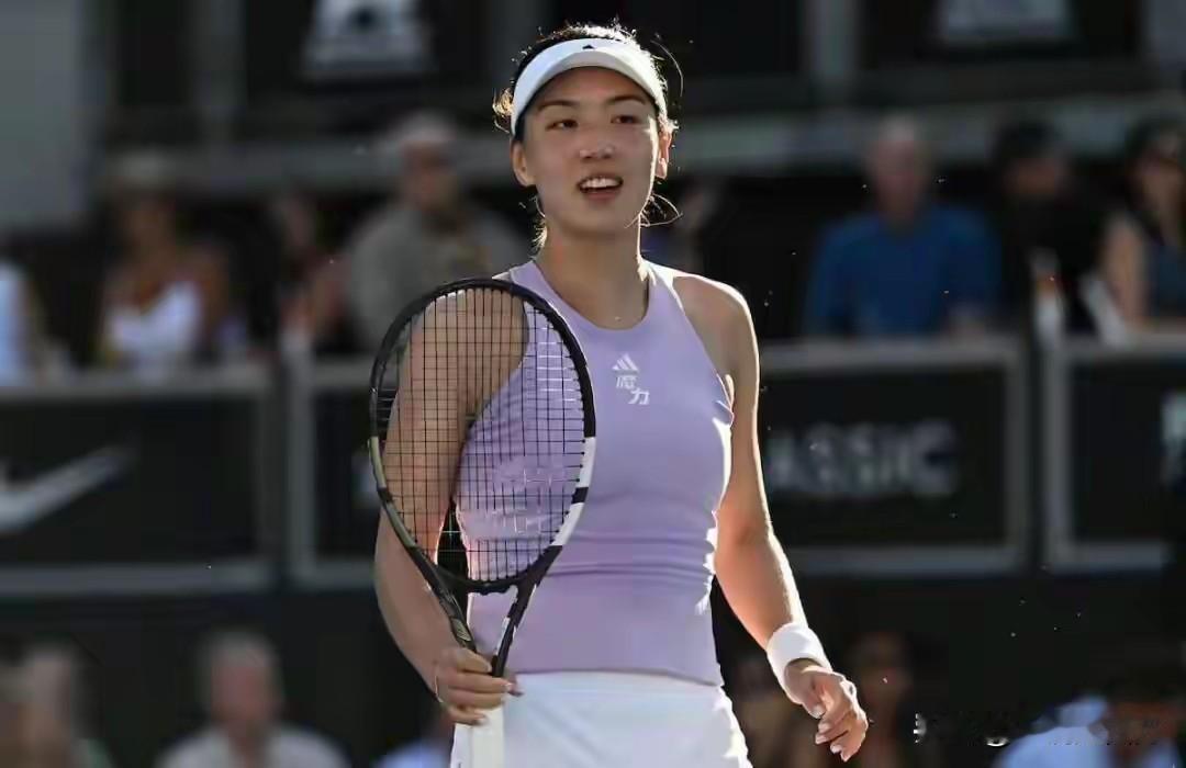 WTA250奥克兰站半决赛，王欣瑜在5-7先输一盘、第二盘3-5落后被对方拿到赛