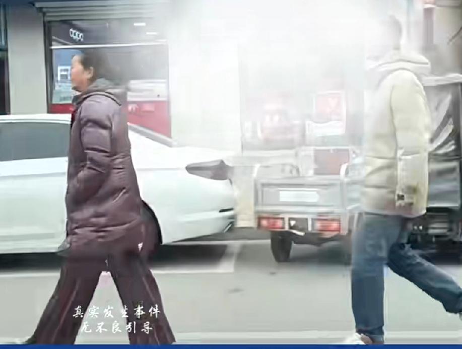 老母亲带着40岁打光棍的儿子，每天在步行街专找年轻店主询问有没有对象，吓得店主小