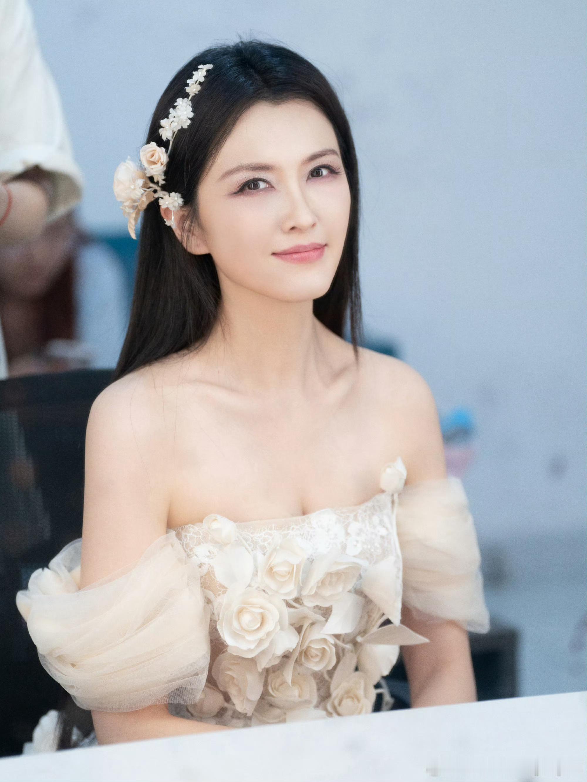 徐洁儿现在每天都在凑热闹徐洁儿抖出了一些乘风碎片徐洁儿晒了一些乘风碎片，自嘲每