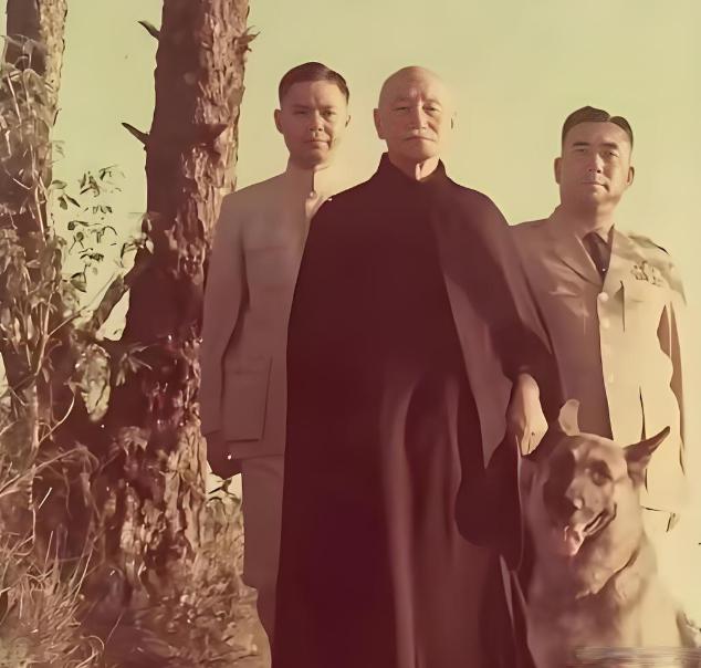 以下这张照片中，站在蒋介石右后侧的是郝柏村，此人是两蒋父子的绝对心腹。1965