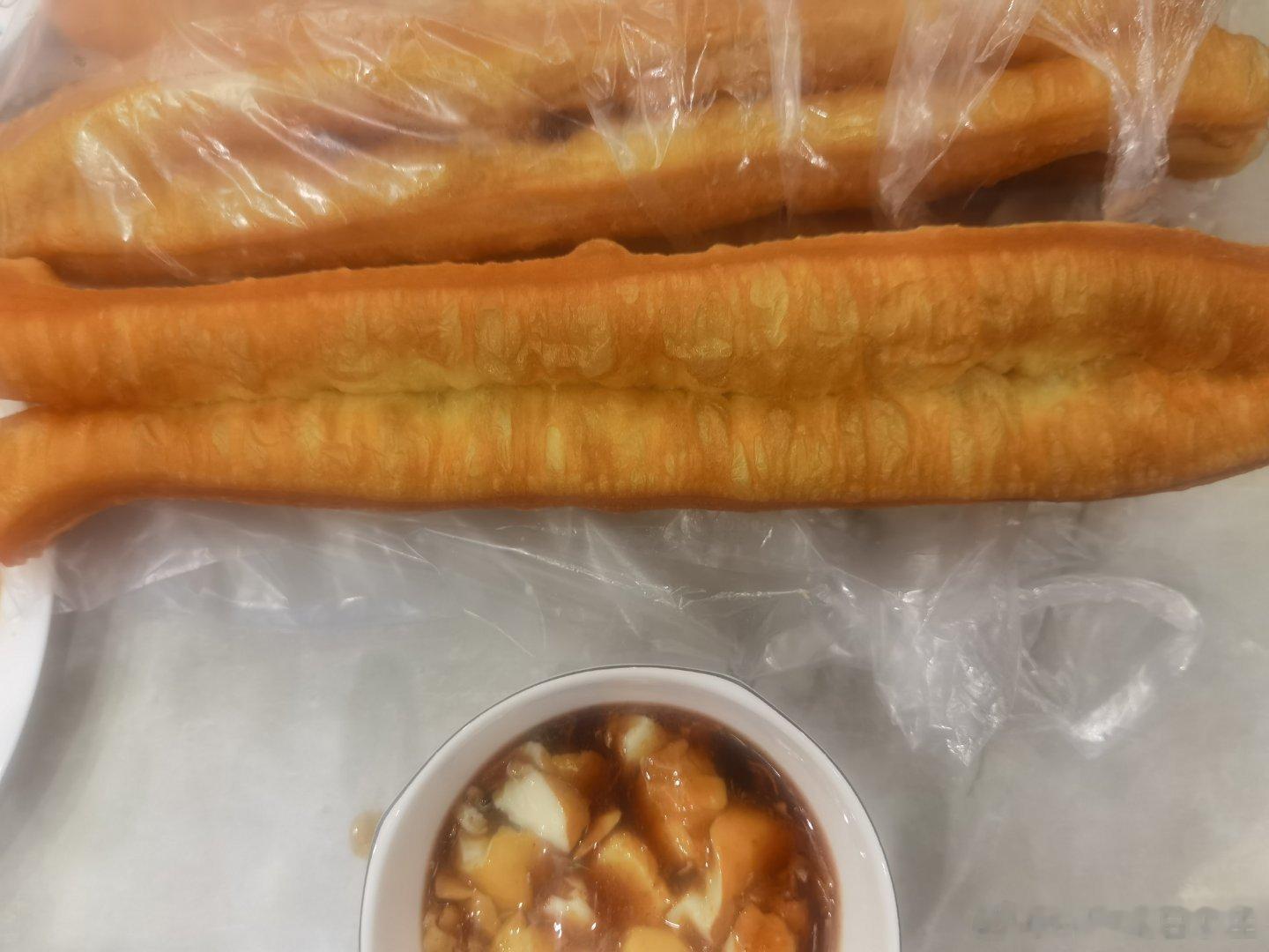 今早室友买的油条豆腐脑，感觉好久没吃豆腐脑了