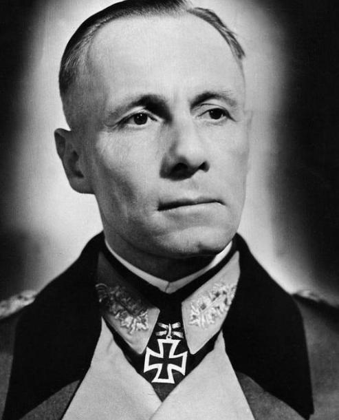 1944年，隆美尔遭希特勒下令处死那会儿，他特意把15岁的儿子喊到跟前，交代：“