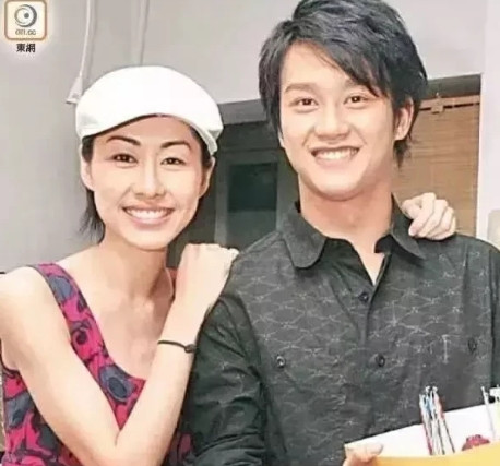 2004年，视后胡定欣才23岁，刚刚和林峰以及吴卓羲两大帅哥拍完《大唐双龙传》，