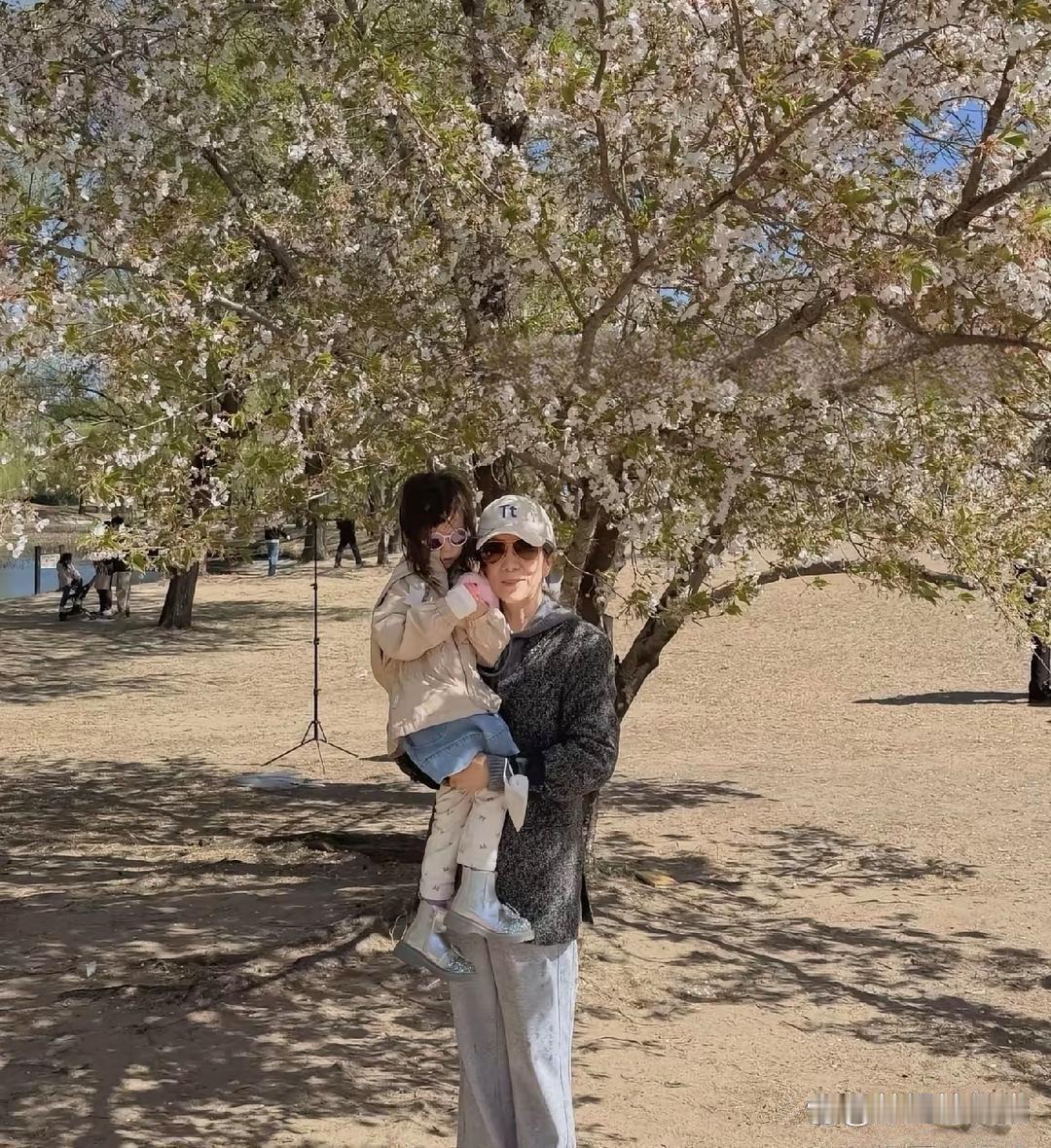 杜淳老婆王灿晒出婆婆带女儿出门赏花的照片，明显是在证明婆媳俩关系挺好。​