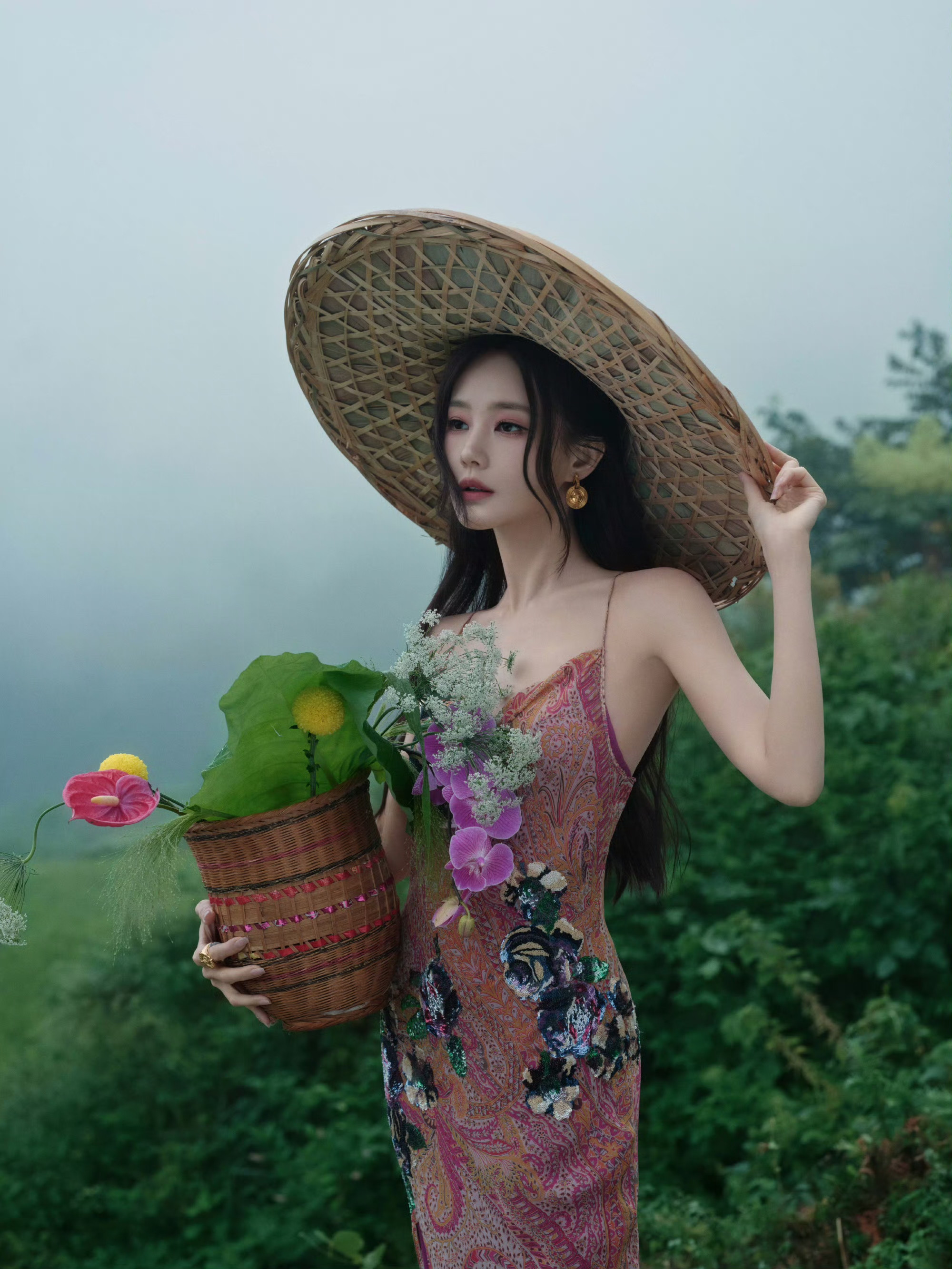 李一桐:繁花着身，眉眼如画李一桐《古乐风华录》越央央角色大片释出。一袭印花吊带长裙，头戴宽大草编斗笠