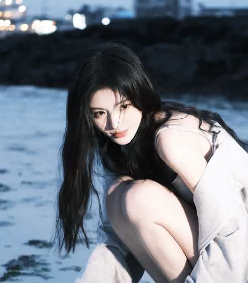 鞠婧祎海边美照曝光小露香肩纯欲感拉满