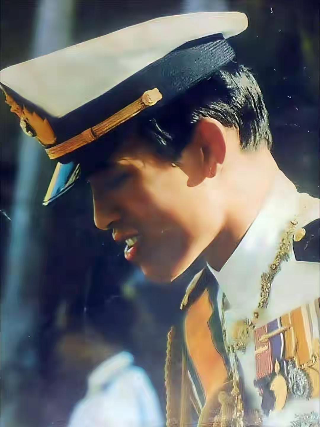 西拉米拥有一双多情的眼睛，她看着泰王含情脉脉，虽然泰王一点也不帅。诗妮娜不是最美