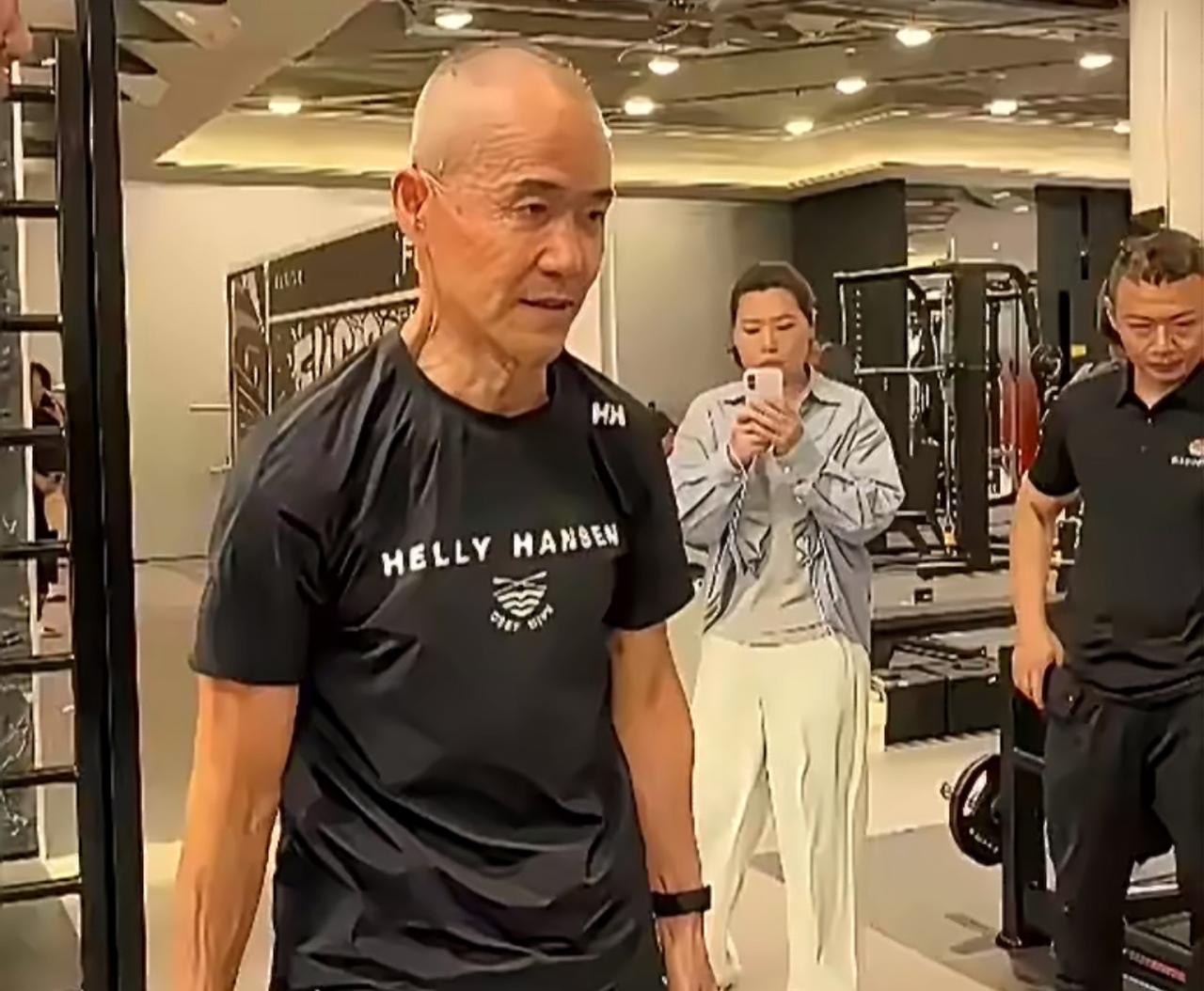 老戏骨王学圻80岁近况曝光，真的帅炸了！状态就像个40多岁的小伙子！中国当下8