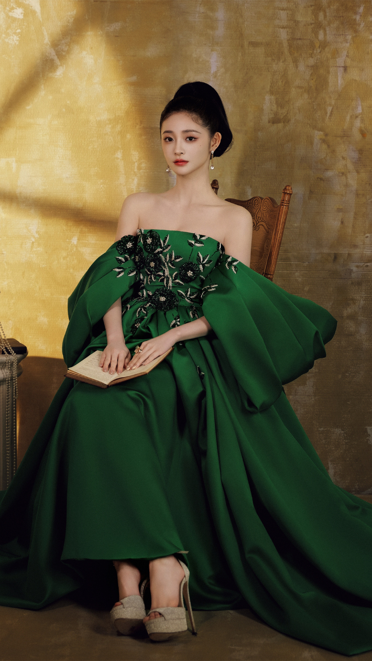 周洁琼：绿意盈盈，娉婷摇曳，演绎复古格调。周洁琼