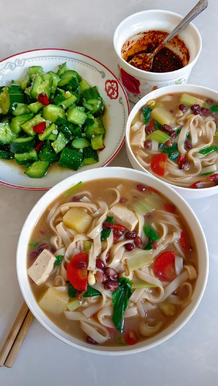 你知道为什么中秋节一定要回家吗？露从今夜白，月是故乡明。中秋这一天，此夜