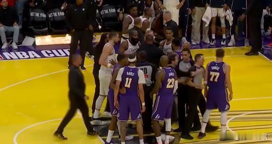 为东契奇出头！海斯真是好队友！第四节最后3分33秒，东契奇与邓恩发生冲突，后