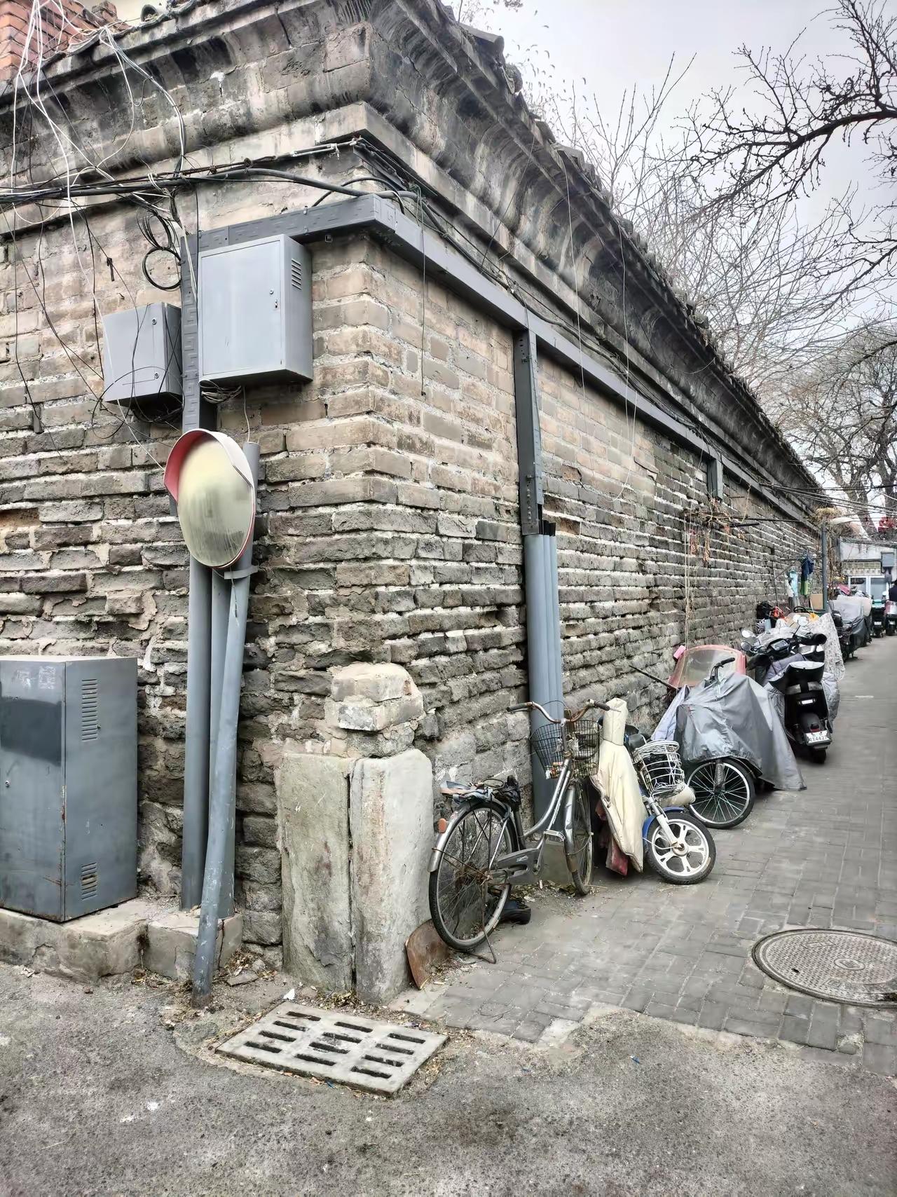 皇城根下，寻常阡陌。这里是北京景山东里。毛主席当年住三眼井去北大红楼上班的必经之