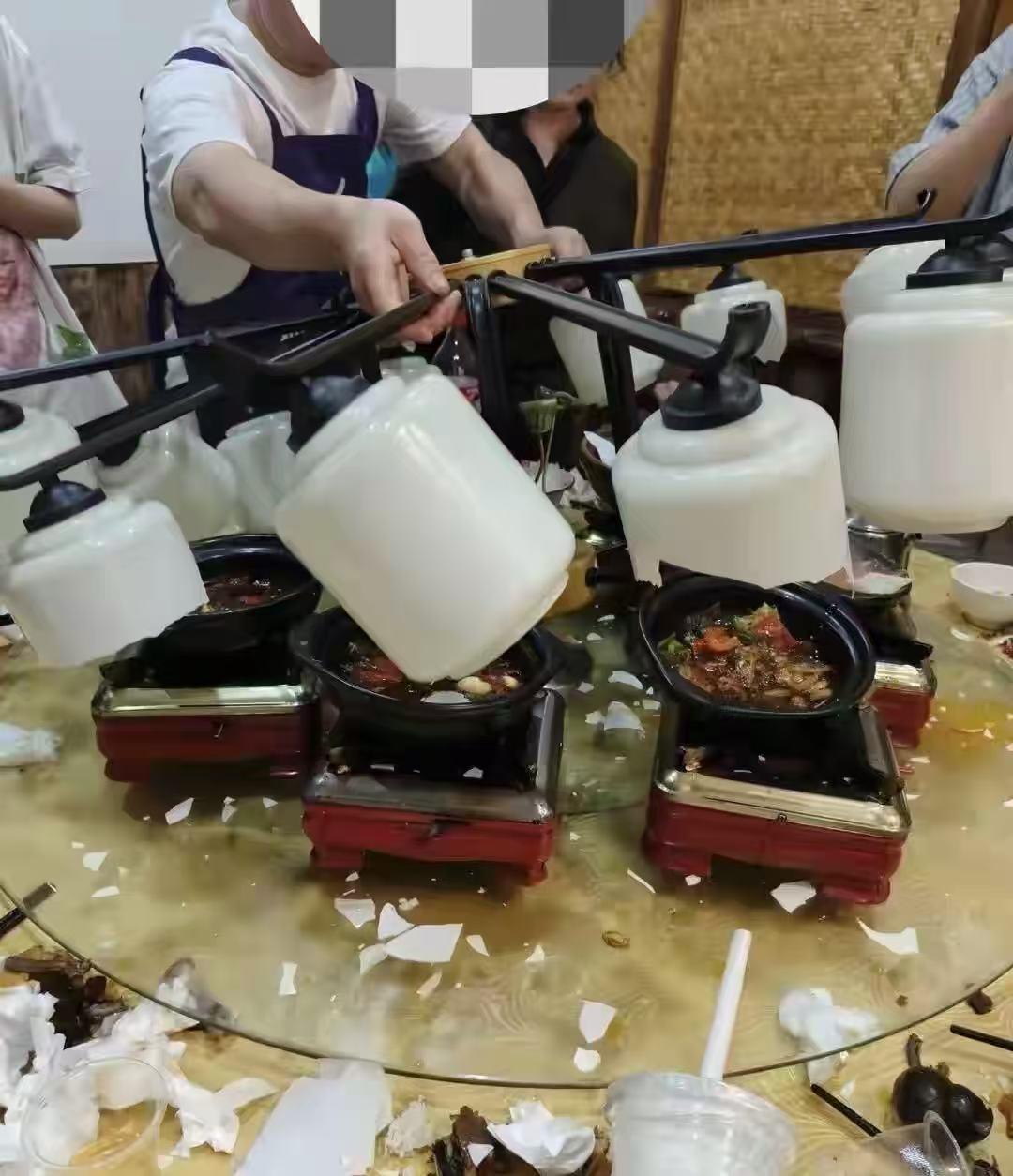 “这老板是真的头铁！”安徽，女子在饭店聚餐，吊灯砸落至桌上，人受到惊吓，一桌菜全