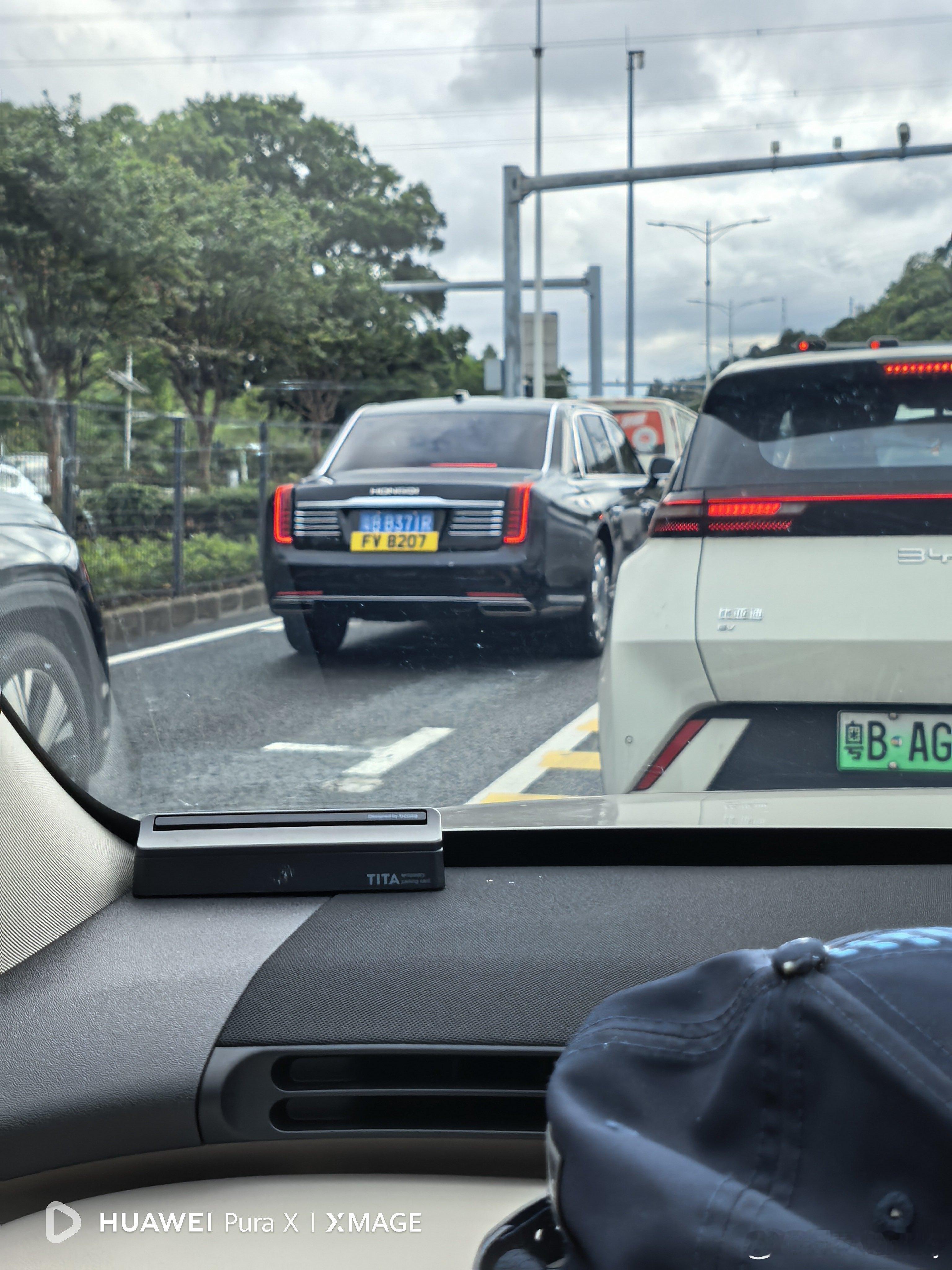这真是我路上遇到最牛逼的一台车深圳