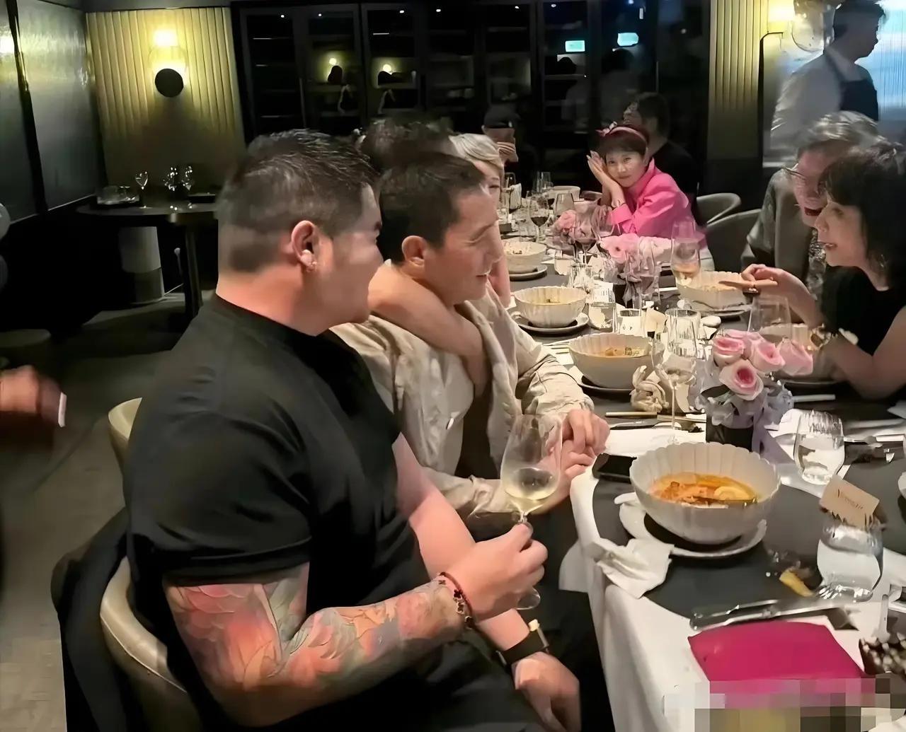 梁朝伟和好友聚会，这看着一点不像社恐的样子​​​