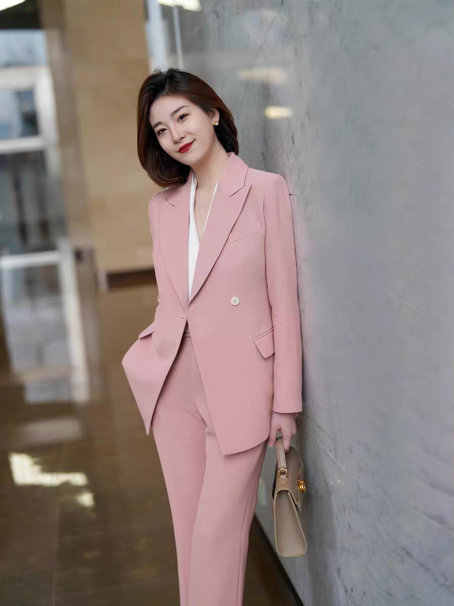 早上忘带便装了，下班就穿这套粉色正肩西装去约会，帅哥会反感吗？如何穿搭出满满高级