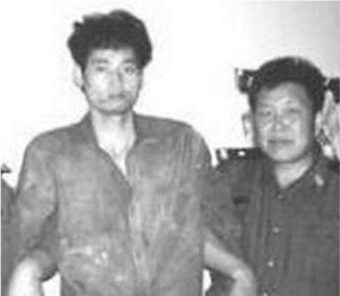 1997年，37名公安武警秘密潜入了龙合村，准备逮捕“神枪手”悍匪万光旭，然而，