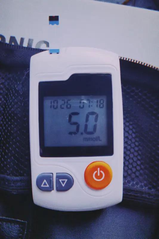 血糖高和经常吃饱还真有点关系。人要是经常吃得饱，摄入的碳水化合物、脂肪等就多。身