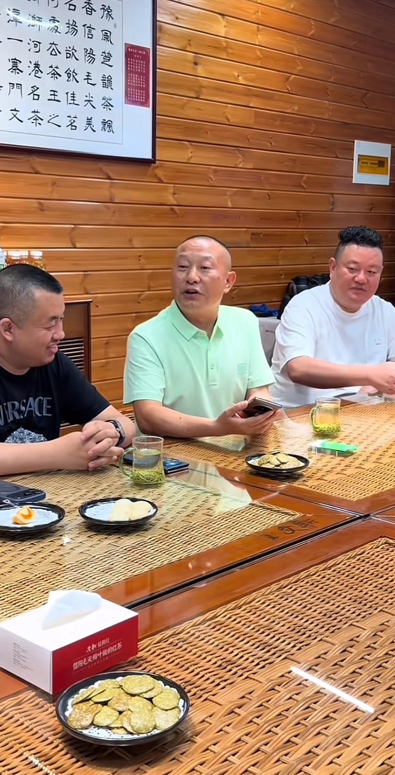 河南大网红刘文新，拿着售价高达15000元的信阳毛尖茶，招待北京坤哥和上海阿牛哥