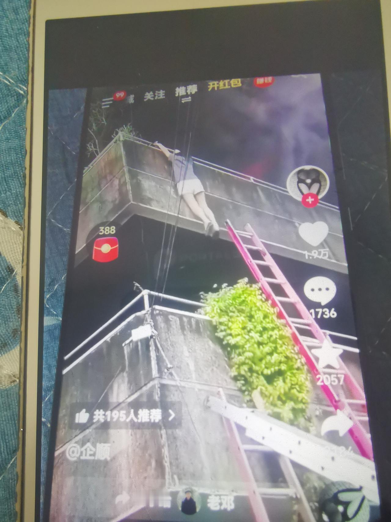 女子和消防员联合上演危难之际，逃生，救援，称得上临危不乱的全新诠释谁说女子不如