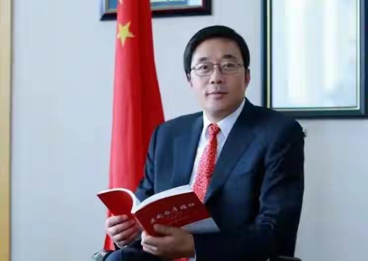 中国反杀！“芯片之父”弃美归华，0.1nm黑科技卡断美国命脉美国还在对华芯