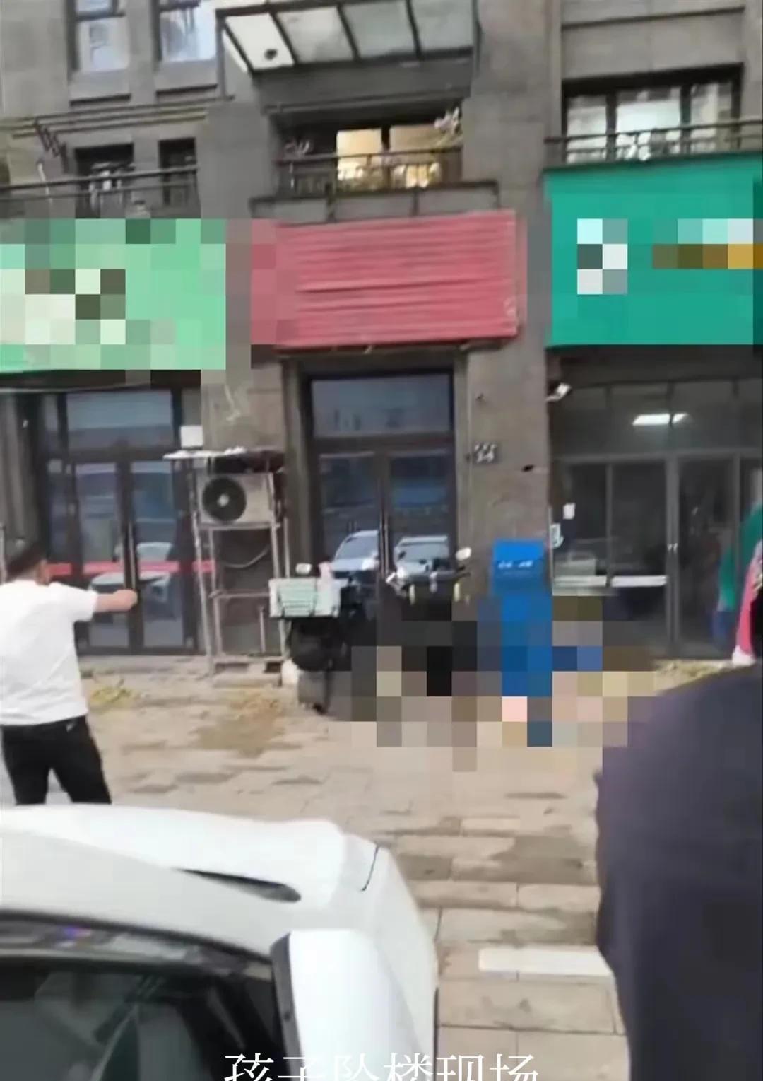 父母负全责？网友质疑美观和安全那个重要，昨日，正午的阳光被乌云遮蔽，细雨绵绵，
