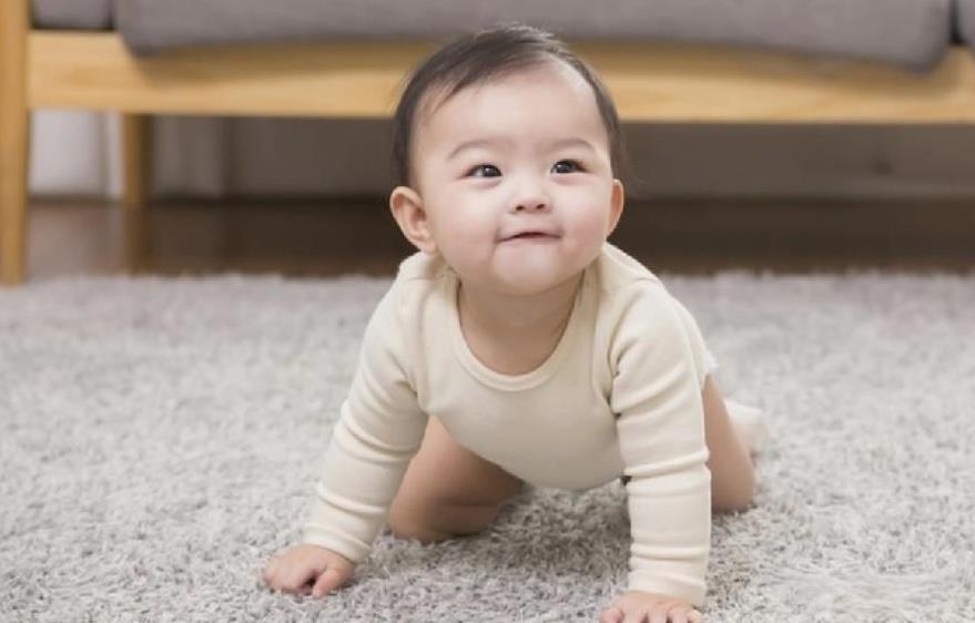 不到2岁的孩子上幼儿园，有多心酸？班里有个1岁8个月的孩子，中午睡梦中，都在喊“