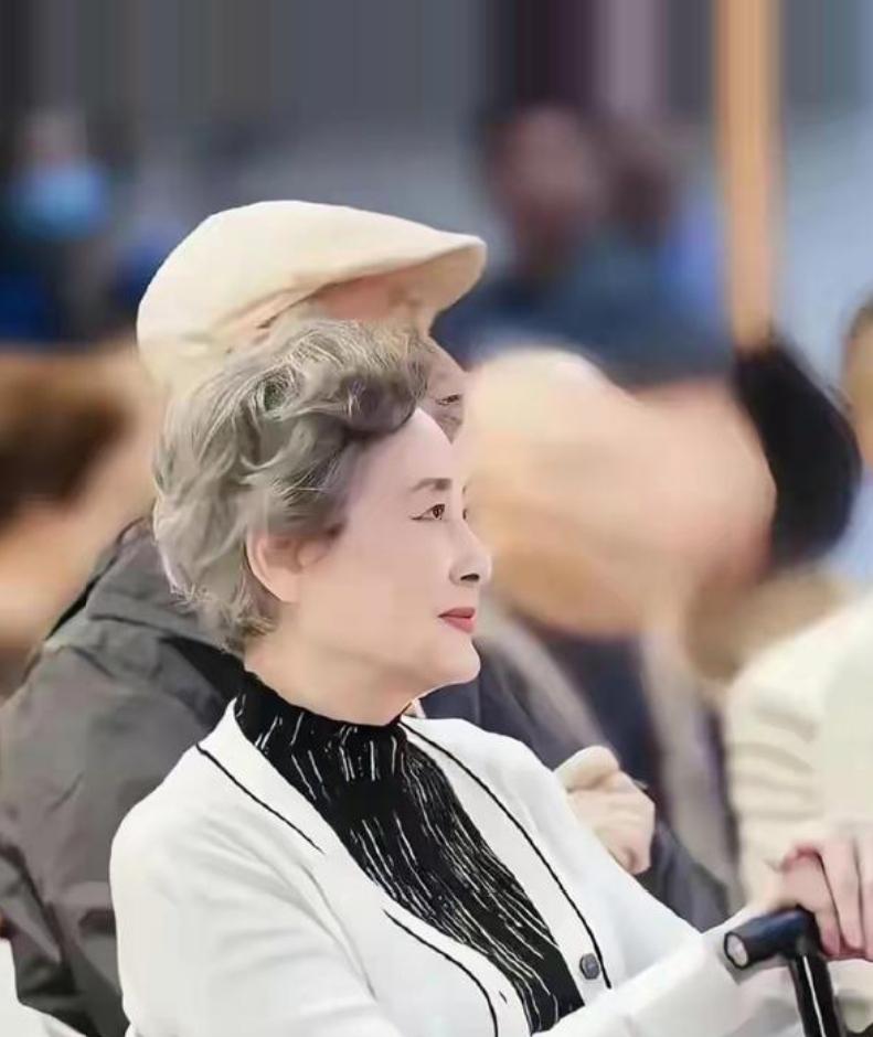 88岁向梅才是真正优雅！美从来不在皮囊88岁向梅活透了人生，不染发、不医美