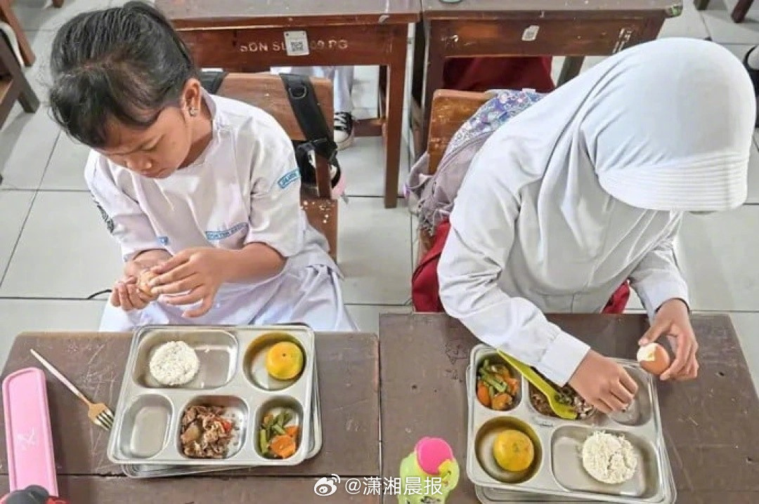 【#印尼769亿免费午餐大规模食物中毒#，被呼吁暂停】近日，因印尼政府的学生“免