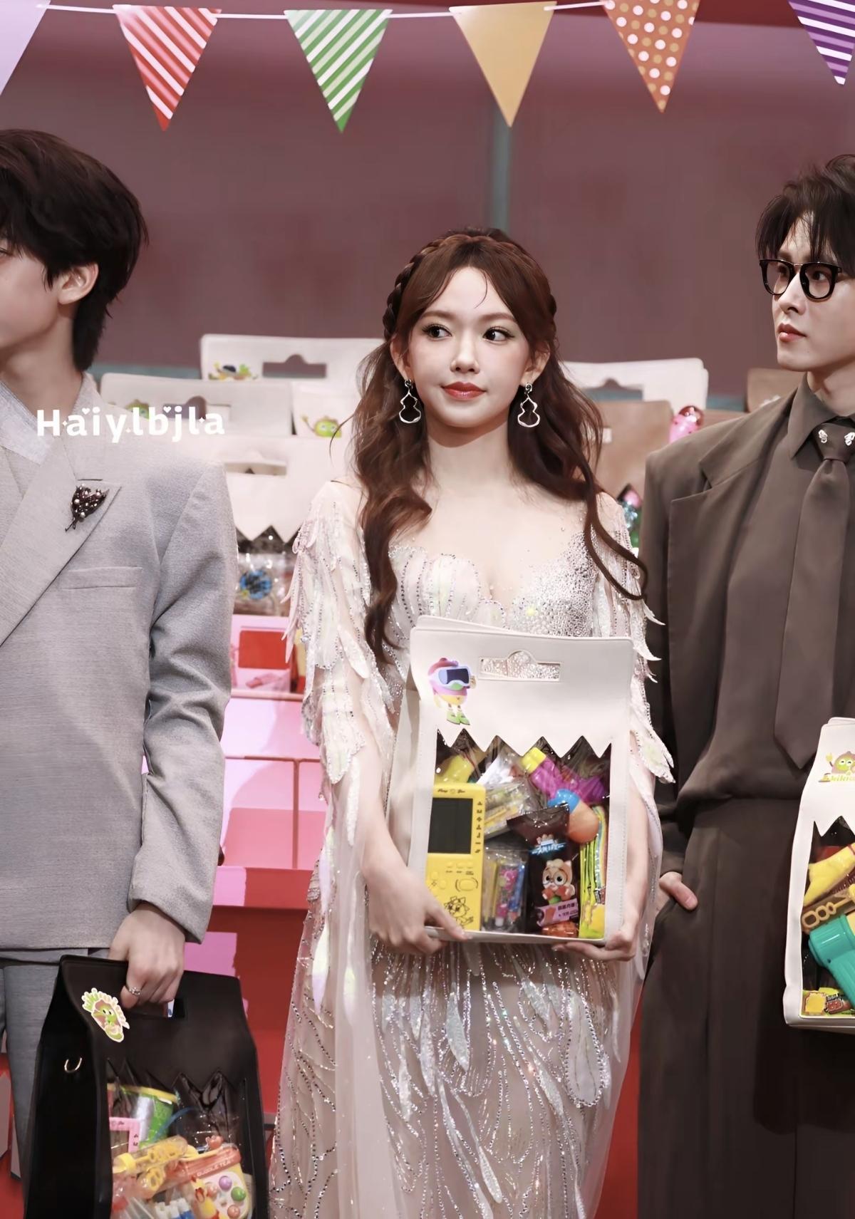  不是直白的闪耀，是缎面折射的细腻光泽，是剪裁勾勒的优越曲线——程潇把香槟色礼服