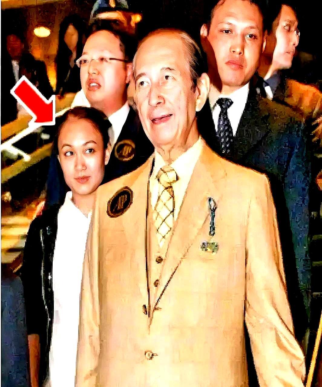 一个护工，从赌王手里拿走一个亿，转头嫁给了初恋。四太梁安琪当着何鸿燊的面摔