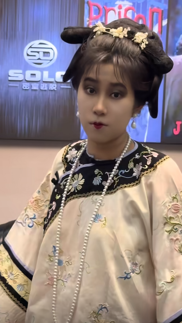穿这身衣服玩密室逃脱被当成NPC了