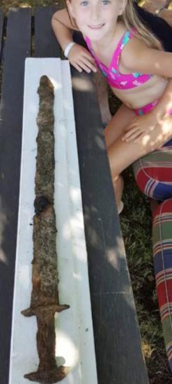 2018年，瑞典一名8岁小女孩，正与家人在湖中玩耍。突然，她发现浅水中立有一根棍