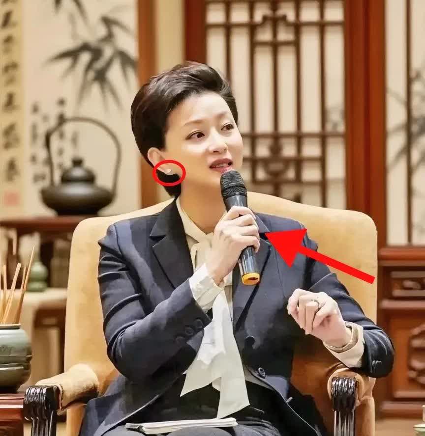 杨澜采访释永信谈及坐禅，释永信表明坐禅是出家人基本功，且定力强姿势自然正确。杨澜