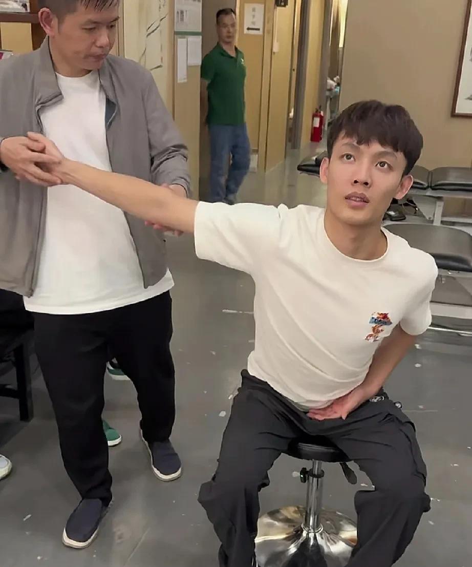 徐杰胳膊抬不起来，到中医那几分钟立马好了！近日，广东男篮徐杰因为训练强度太大，