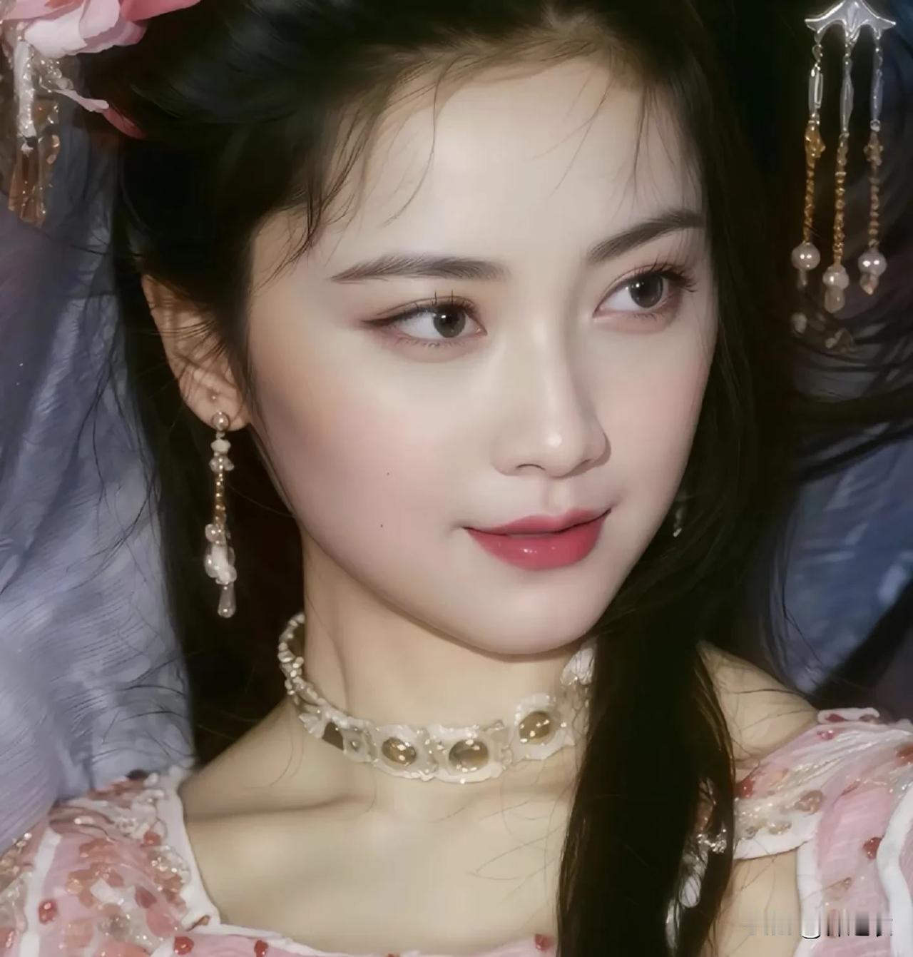 朱琳老师真的是女儿国之王，因为她的五官精致，气质端庄，身材高挑纤瘦，眼神痴情而不