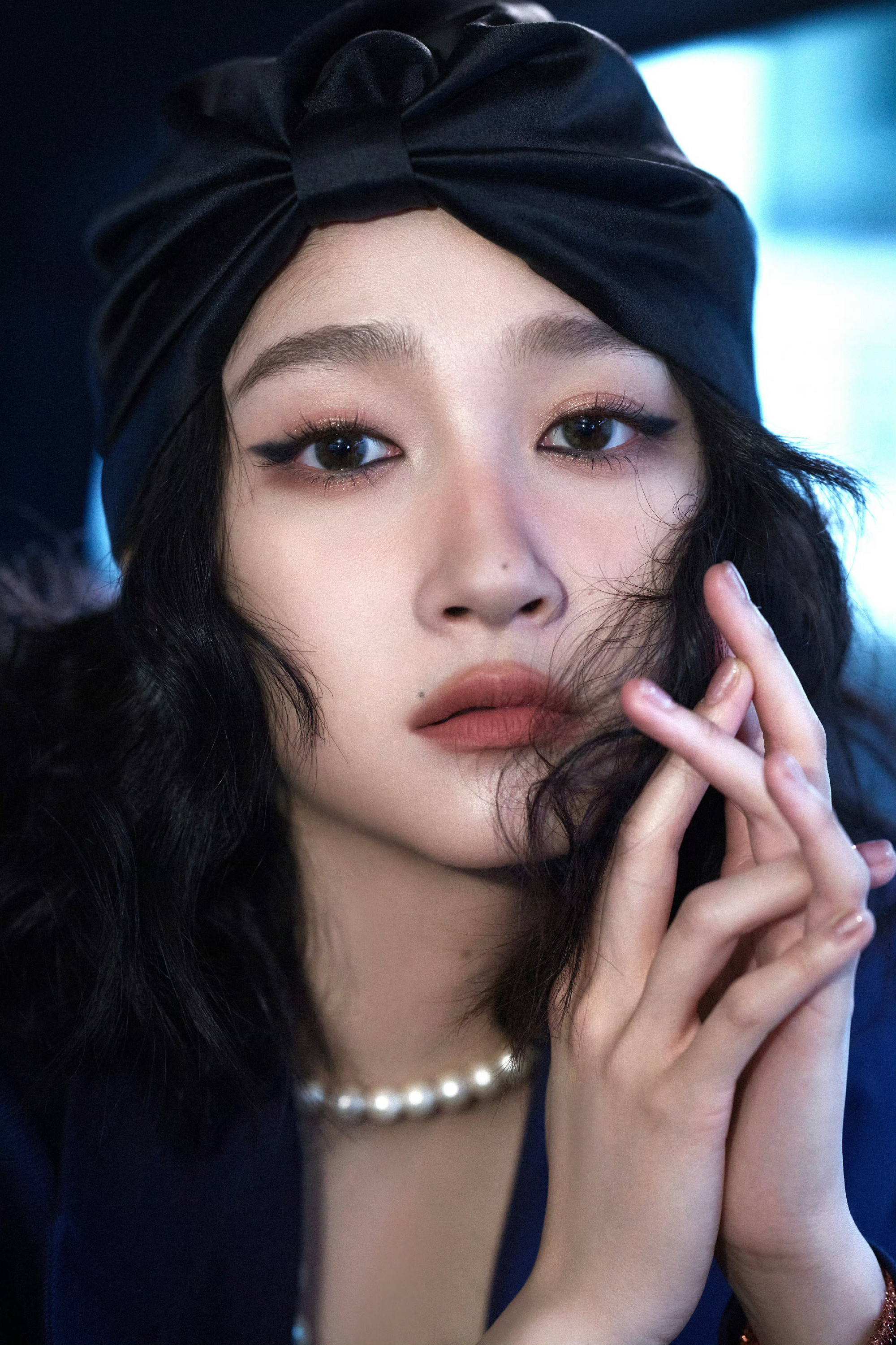 关晓彤，这黑酷风格，别具韵味