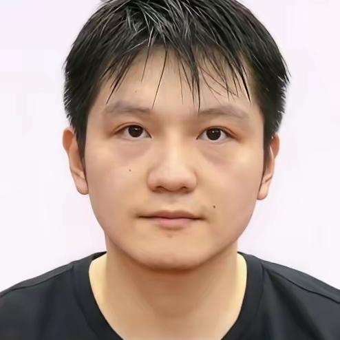 樊振东是真没偶像包袱，刚从训练场下来，头发还湿着就拍了全运会证件照。他可是现役全