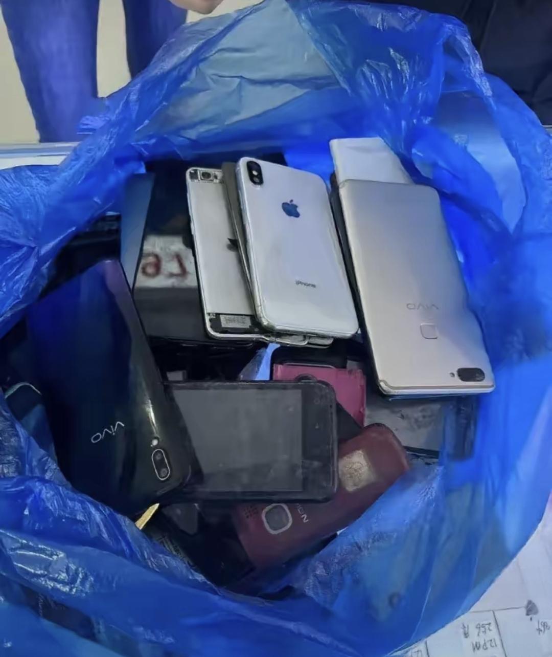 最近我家抽屉里那台OPPOR9，屏幕全裂、早开不了机，拿去成都太升路一问，老板